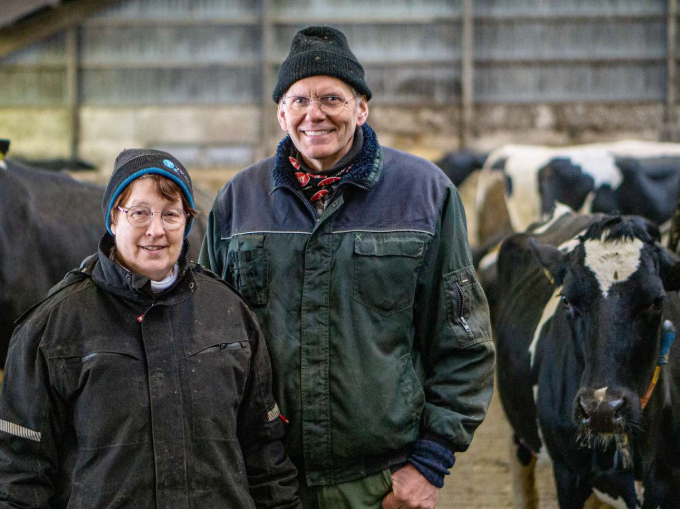 Dorthe og Morten Bo ved køerne